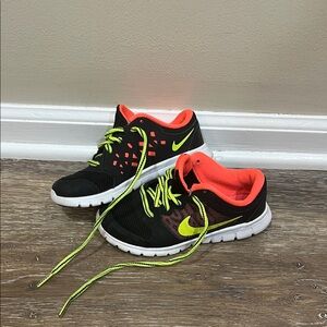 Nike Kids Black and Neon Yellow Sneakers